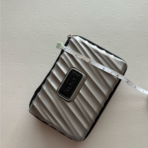 Tumi Hard Shell Case (Delta fisrt Class) - Picture 3 of 11